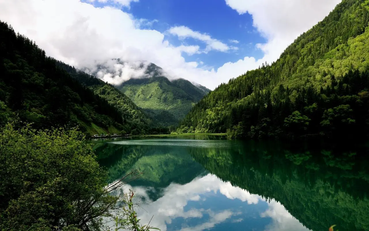 (水浒传中英雄的义举)济世英雄并肩行，侠义水浒传描绘中华勇士豪杰图